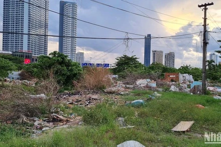 Một góc của khu đất Al-2-1 thuộc Vệt trục đường từ cầu Sông Hàn ra biển đường Phạm Văn Đồng. (Ảnh: ANH ĐÀO)