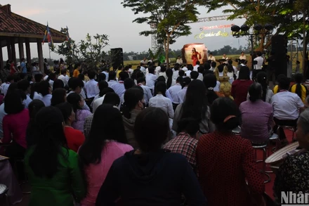 Chương trình nghệ thuật "Cánh đồng vàng" do các nghệ sĩ, diễn viên Nhà hát Trưng Vương Đà Nẵng dàn dựng, biểu diễn, gây xúc động cho người xem. (Ảnh: ANH ĐÀO)