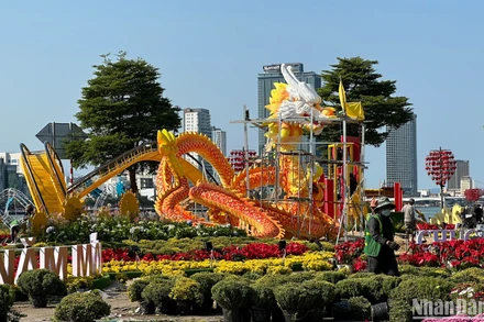 Đơn vị thi công đang gấp rút hoàn thiện thiện linh vật rồng được thiết kế cách điệu nặng gần 1 tấn được đặt tại cụm trang trí ở đầu cầu Rồng. (Ảnh ANH ĐÀO)