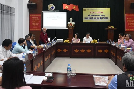 Nhà nghiên cứu Võ Văn Thắng trình bày tham luận tại tọa đàm. (Ảnh: ANH ĐÀO)