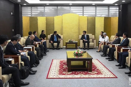 Quang cảnh buổi làm việc trưa ngày 13/12.