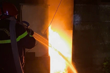 Lực lượng chức năng tiếp cận vụ cháy bằng nhiều mũi và nhanh chóng khống chế ngọn lửa. (Ảnh: HUY LINH)