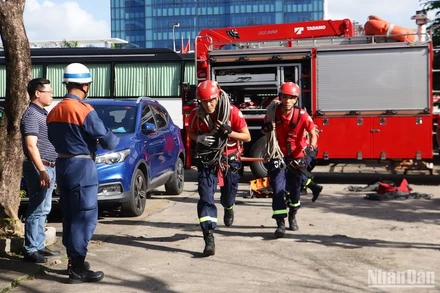 Đoàn tham gia thao diễn các kỹ thuật, đội hình chữa cháy, cứu nạn cứu hộ tại Cảnh sát PCCC&CNCH Đà Nẵng. Ảnh: ANH ĐÀO.