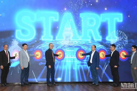 Các đại biểu nhấn nút khai trương Phòng Lab thực nghiệm và nghiên cứu công nghệ mới dành cho sinh viên Đà Nẵng tại trường Đại học VKU. (Ảnh: ANH ĐÀO)