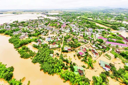 Vùng hạ du hồ Bộc Nguyên (huyện Cẩm Xuyên, tỉnh Hà Tĩnh) bị nước lũ nhấn chìm trong đợt mưa đầu mùa hạ (ngày 24/5/2025).