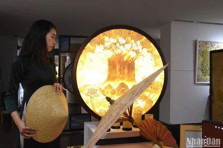 Triển lãm Nghệ thuật Trúc chỉ Việt Nam khai mạc chiều tối 14/7, tại Bảo tàng Mỹ thuật Đà Nẵng. (Ảnh: ANH ĐÀO)