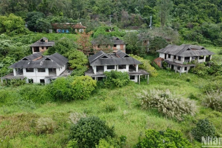 Hiện trạng hàng chục biệt thự bỏ hoang của Dự án Tổ hợp Khu du lịch - dịch vụ cao cấp Sơn Trà của Công ty cổ phần Sơn Trà. (Ảnh: ANH ĐÀO)