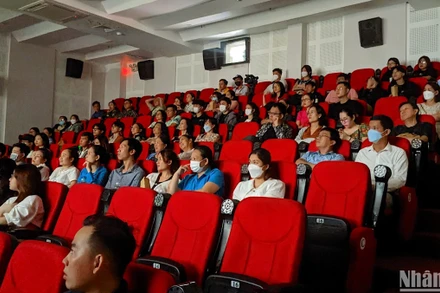 Khán giả xem phim "Tiệc trăng máu" tại rạp Lê Độ, Đà Nẵng trưa 9/5.