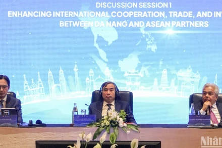 Thứ trưởng Ngoại giao Đỗ Hùng Việt, Chủ tịch Ủy ban nhân dân thành phố Đà Nẵng Lê Trung Chinh và Tổng Thư ký Bộ Ngoại giao Malaysia Dato’ Sri Amran Mohamed Zin chủ trì sự kiện. (Ảnh: ANH ĐÀO)