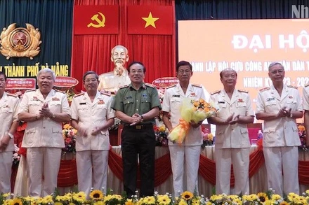 Thiếu tướng Vũ Xuân Viên - Ủy viên Ban Thường vụ Thành ủy, Bí thư Đảng ủy, Giám đốc Công an thành phố Đà Nẵng tặng hoa chúc mừng Ban Chấp hành Hội Cựu Công an nhân dân thành phố Đà Nẵng. (Ảnh: ANH ĐÀO)