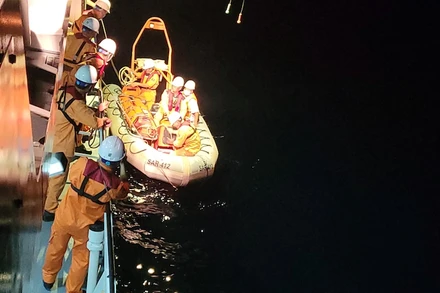 Tàu SAR 412 tiếp cận và đưa thuyền viên bị nạn lên tàu. (Ảnh: Trung tâm tìm kiếm cứu nạn hàng hải Việt Nam tại Đà Nẵng cung cấp)