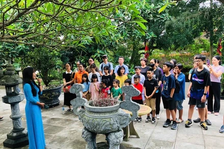 Chuyến đi về Bắc Giang của các độc giả cùng nhà văn Nguyễn Quốc Vương tìm hiểu về cuốn sách “Mùi của cố hương”.