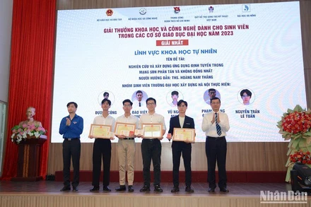 Ban tổ chức trao giải Nhất cho các nhóm sinh viên. (Ảnh ANH ĐÀO)