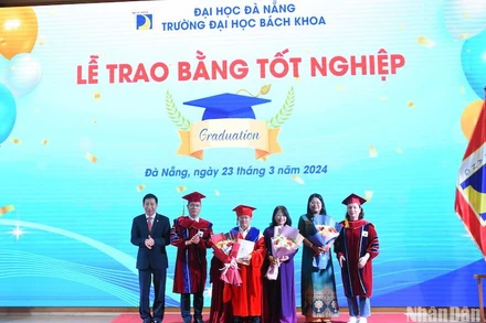 PGS, TS Lê Thành Bắc, Phó Giám đốc Đại học Đà Nẵng và lãnh đạo trường Đại học Bách Khoa trao bằng cho tân Tiến sĩ Đặng Thanh Long, Ngành Công nghệ sinh học, Khoa Hóa. (Ảnh: ANH ĐÀO)