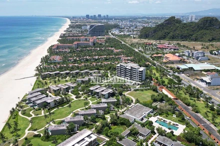 Toàn cảnh các dự án du lịch ven biển Đà Nẵng nhìn từ trên cao. 