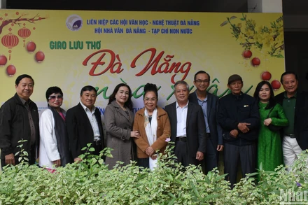 Các văn nghệ sĩ Đà Nẵng chụp ảnh lưu niệm chiều ngày 11/3 tại Ngày thơ Nguyên tiêu Ất Tỵ 2025 “Đà Nẵng mùa xuân”. (Ảnh: ANH ĐÀO)