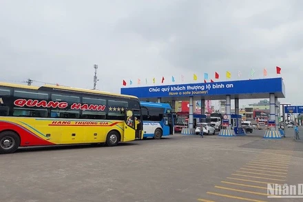 Lượng xe khách xuất bến tăng mạnh, theo ước tính, khách tăng đến 80%. (Ảnh ANH ĐÀO)