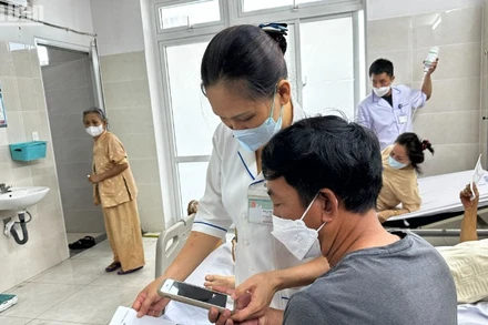 Đà Nẵng khuyến cáo người dân chủ động phòng, chống dịch bệnh Covid-19, thường xuyên đeo khẩu trang, theo dõi sức khỏe. (Ảnh: ANH ĐÀO)