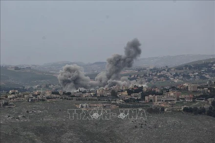 Khói bốc lên sau cuộc tấn công của Israel tại Kfar Tebnit, Liban. Ảnh tư liệu: THX/TTXVN.