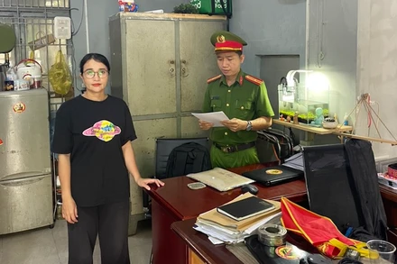 Cơ quan Cảnh sát điều tra Công an thành phố Đà Nẵng tống đạt các quyết định khởi tố bị can, thực hiện lệnh bắt bị can để tạm giam đối với Nguyễn Thị Thúy Kiều. (Ảnh: Công an cung cấp)