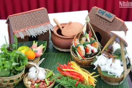 Các đầu bếp đã mang đến cho cuộc thi những món ăn đặc sản vùng miền, được trình bày đẹp mắt. (Ảnh: ANH ĐÀO)