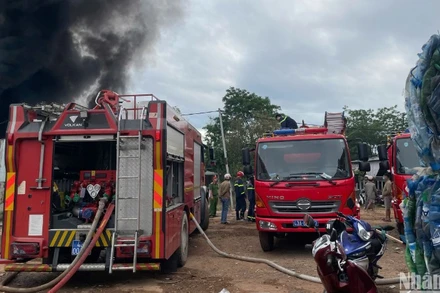 Lực lượng chức năng tiếp cận hiện trường, triển khai các phương án dập lửa. (Ảnh: ANH ĐÀO)