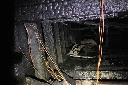 Phần cabin tàu bị cháy hoàn toàn, ảnh Công an cung cấp