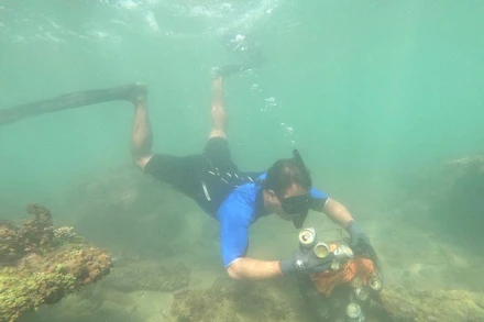 Anh Đào Đặng Công Trung lặn biển, nhặt rác thải dưới biển. (Ảnh nhân vật cung cấp)