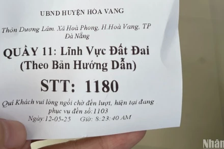 Người dân đến làm thủ tục liên quan đến đất đai rất đông và bấm số thứ tự sáng ngày 12/5 tại huyện Hòa Vang. (Ảnh: ANH ĐÀO)