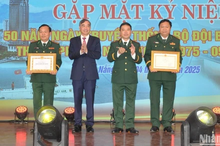 Chủ tịch Ủy ban nhân dân thành phố Đà Nẵng Lê Trung Chinh và Thiếu tướng Trần Ngọc Hữu trao tặng bằng khen của Bộ trưởng Bộ Quốc phòng và Ban Thường vụ Thành ủy cho Đảng bộ, Bộ đội Biên phòng thành phố. (Ảnh: ANH ĐÀO)