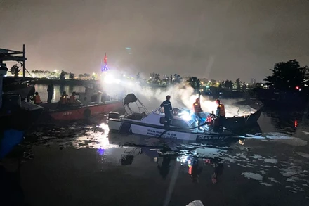 Các lực lượng chức năng nỗ lực khống chế vụ cháy. Ảnh Công an cung cấp