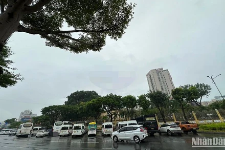 Bãi đỗ xe công cộng cạnh Bảo tàng Điêu khắc Chăm Đà Nẵng sáng 28/12. (Ảnh: ANH ĐÀO)