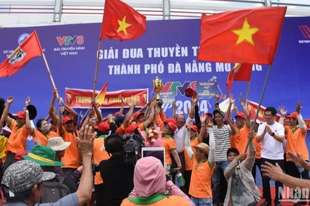 Niềm vui chiến thắng của Đội Đua thuyền Trung Lương, quận Cẩm Lệ. (Ảnh: ANH ĐÀO)