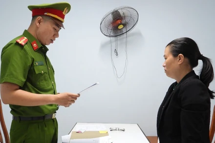 Phòng Cảnh sát hình sự, Công an thành phố Đà Nẵng tống đạt quyết định khởi tố bị can, bắt tạm giam đối với Nguyễn Thị Như Rin. (Ảnh: Công an cung cấp)