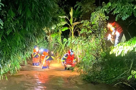 Lực lượng cảnh sát cứu nạn cứu hộ, Công an tỉnh Đắk Lắk nỗ lực tìm kiếm thi thể cháu H.H.N trong đêm.
