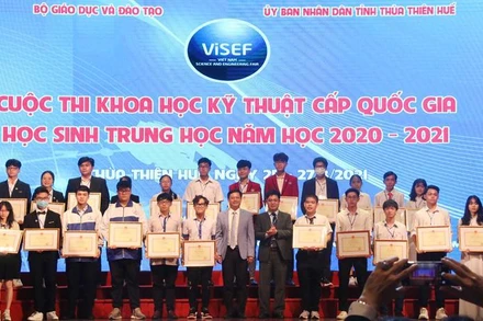 Trao giải cho các dự án đạt giải tại Hội thi Khoa học kỹ thuật cấp quốc gia năm 2020-2021