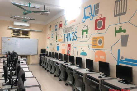 Phòng Tin học ở trường tiểu học. (Ảnh: THÙY LINH)