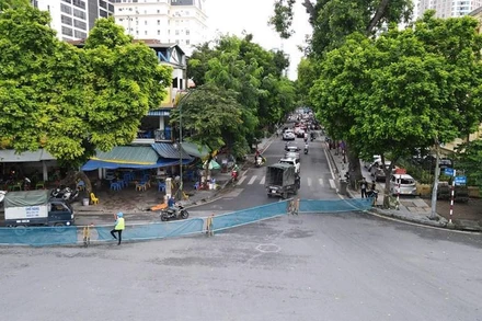 Đơn vị thi công rào chắn một phần đường Trần Hưng Đạo để phục vụ thi công ga ngầm S12.