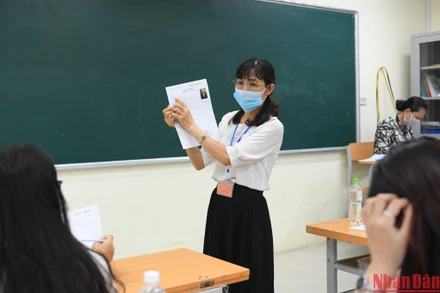 Cán bộ coi thi hướng dẫn thí sinh tại Kỳ thi tốt nghiệp THPT 2022. Ảnh minh hoạ: THÀNH ĐẠT