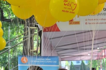 Hình ảnh Học viện Ngân hàng tại Ngày hội tư vấn tuyển sinh 2022.