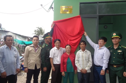 Bàn giao nhà mới cho gia đình ông bà Nguyễn Tin ở đảo Bích Đầm, thuộc phường Vĩnh Nguyên, thành phố Nha Trang.(Ảnh: LÊ NGUYÊN PHONG)