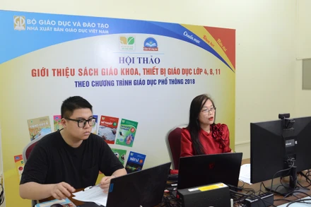 TS Đỗ Thị Minh Chính, Chủ biên sách giáo khoa Âm nhạc 4, bộ sách "Kết nối tri thức với cuộc sống" giới thiệu sách tại điểm cầu Hà Nội.