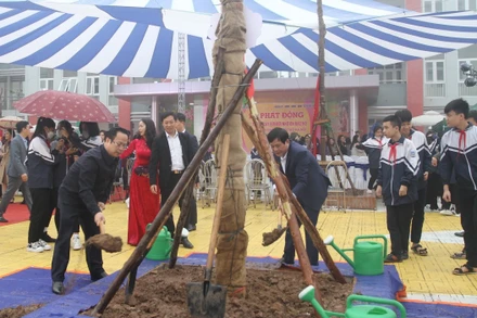 Lãnh đạo Sở Giáo dục và Đào tạo Hà Nội trồng cây tại Trường trung học phổ thông Thọ Xuân, huyện Đan Phượng. (Ảnh: Sở GDĐT Hà Nội)