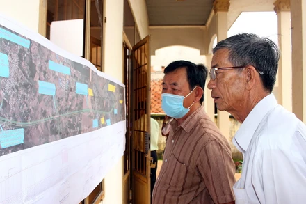 Người dân xã Vĩnh Thanh, huyện Nhơn Trạch, tỉnh Đồng Nai xem bản đồ dự án đường Vành đai 3 Thành phố Hồ Chí Minh đi qua địa bàn.