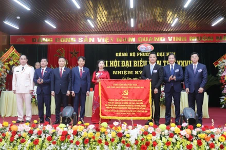 Thường trực Quận ủy Hoàng Mai tặng bức trướng chúc mừng Đại hội Đảng bộ phường Đại Kim, nhiệm kỳ 2025-2030