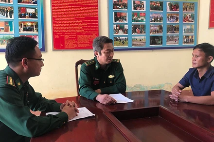 Chỉ huy Đồn Biên phòng Cà Xèng trao đổi với Bí thư Chi bộ bản Mò O Ồ Ồ về mô hình sinh kế giúp bà con.