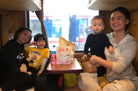 Gia đình chị Nguyễn Thị Mai trên tàu Tết.