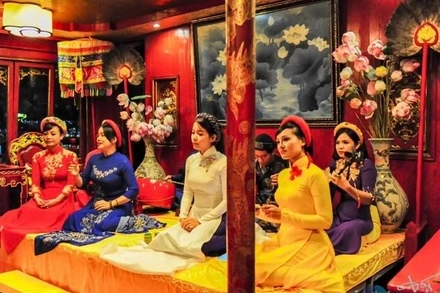 Ca Huế trên sông Hương.