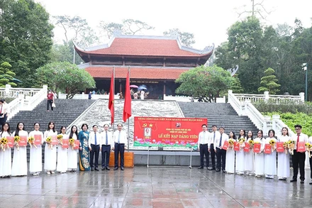 Quận ủy Long Biên tổ chức Lễ kết nạp đảng viên cho 16 học sinh ưu tú, ngày 19/5/2024