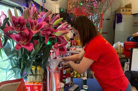 Nhân viên tổ tàu SE9 chuẩn bị mâm ngũ quả đón giao thừa Tết Ất Tỵ.